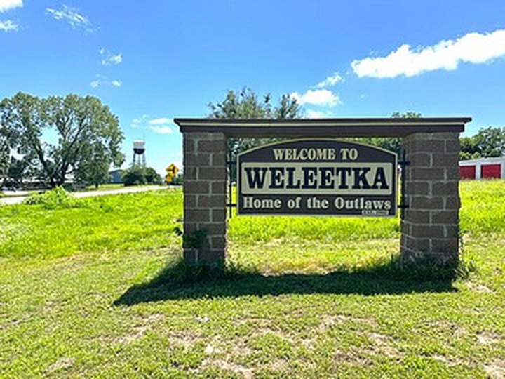 Welcome to Weleetka, Home of the Outlaws sign